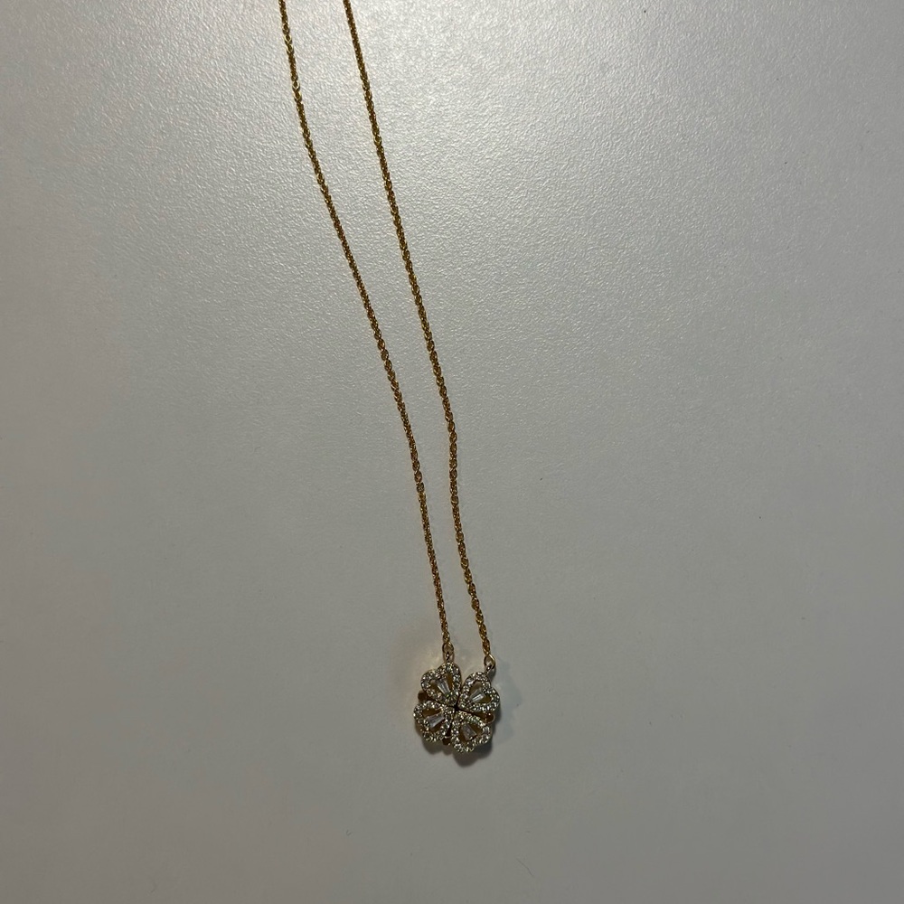Elegant Gold Flower Pendant Necklace